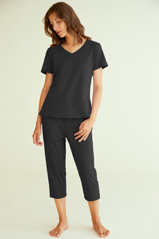 CHUNG Women Cotton Pajamas Set Short Sleeve Top Capri Pants Sleepwear Plus  Size (S, Black) : : Clothing, Shoes & Accessories
